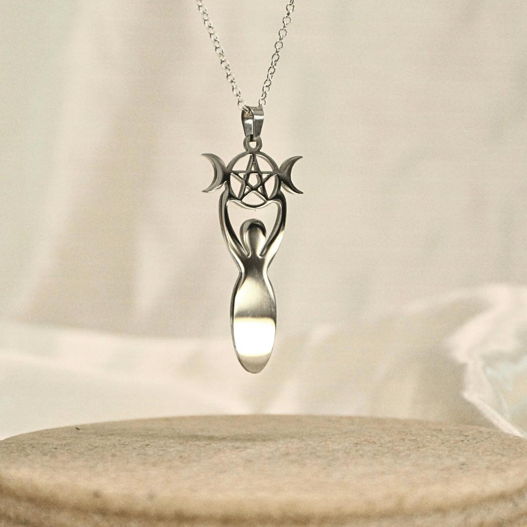 Collar de poder Triple Diosa con Cadena de Plata - Nuestra Tierra Cosmética Ancestral