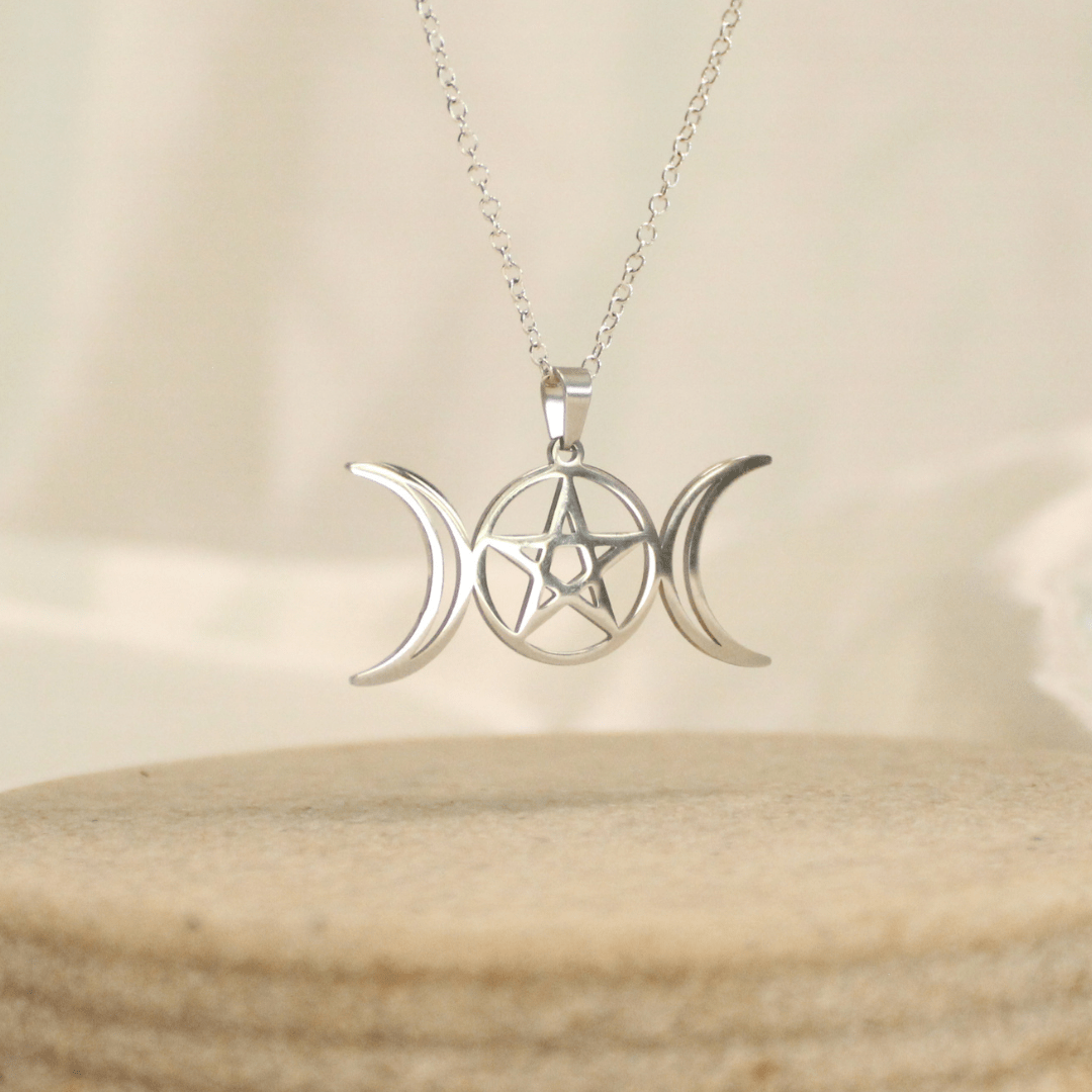 Collar de Poder Triple Luna con Cadena de Plata✨ - Nuestra Tierra Cosmética Ancestral